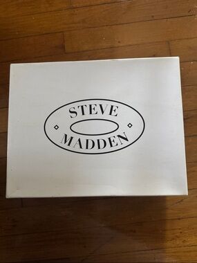 Steve Madden White Box with Black Logo